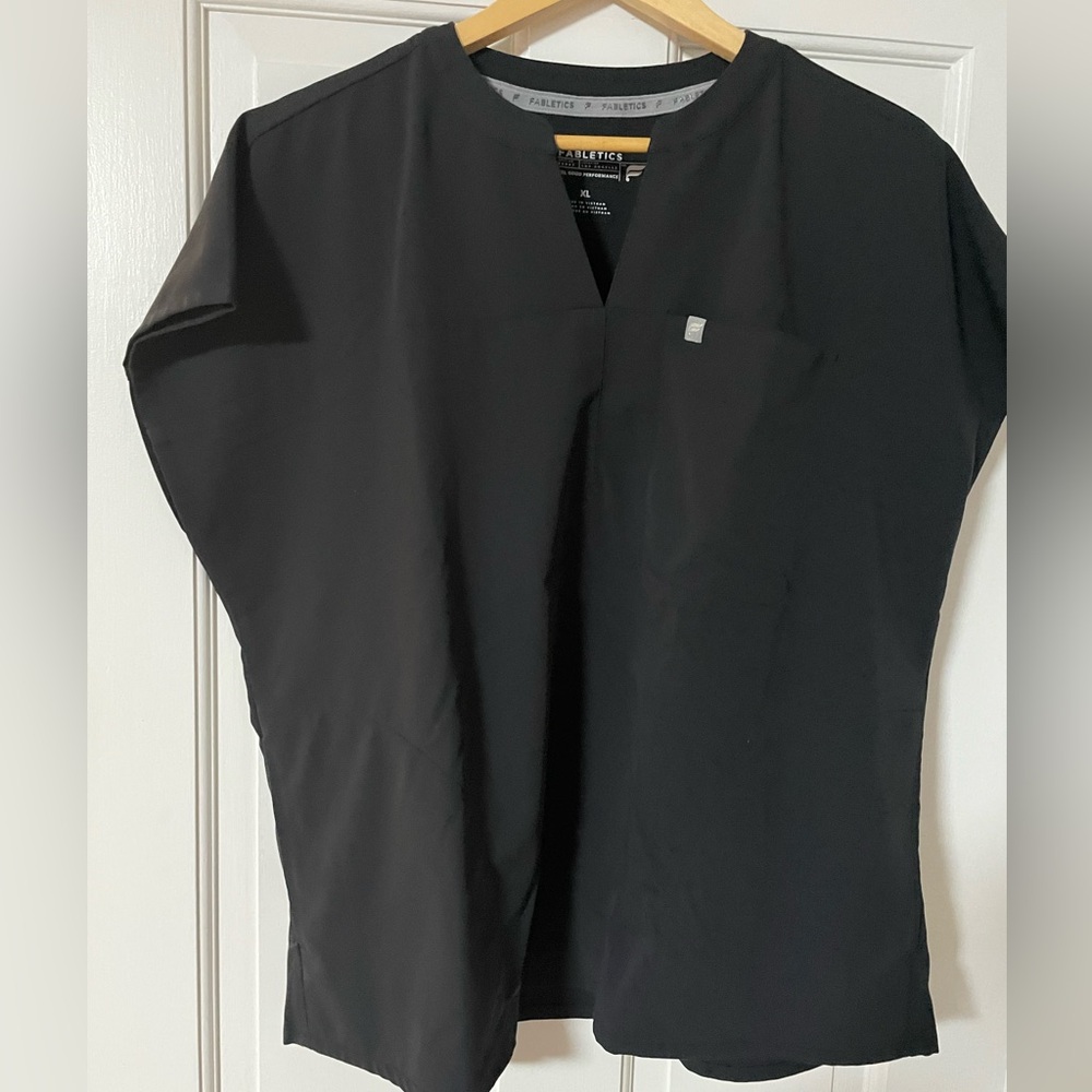 Fabletics | Evolve 3-Pocket Scrub Top | BLACK | XL - Picture 6 of 6